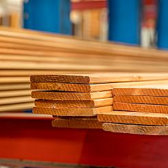 <p>Houten planken en rabat zijn er in verschillende soorten hout zoals vuren, douglas en azobé. Houten planken en rabat worden worden vaak gebruikt voor het betimmeren van een wand of als loopdekdeel voor een vlonder. De houten planken en rabat zijn er in verschillende diktes en lengtes. </p>
