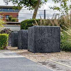 <p>Zitelementen zijn blokken van massief beton. Door deze te plaatsen ontstaan er hoogteverschillen en funtioneren ze als zitplek. De betonelementen zijn er in verschillende formaten, hierdoor is er voor elke tuin en openbare ruimte het juiste formaat beschikbaar.</p>
