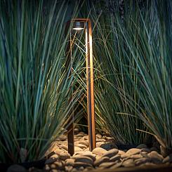 <p>Het aanbod staande buitenlampen van In-lite is heel divers. Deze lampen komen optimaal tot hun recht wanneer ze hun licht kunnen schijnen over een kronkelend tuinpad of strakke oprit. Er is keuze uit armaturen die met een strak lichtbeeld het oppervlakte uitlichten of lampen die met een egaal lichtbeeld meer sfeer creëren in uw tuin of oprit. Daarnaast kan je de lichtrichting van verschillende armaturen aanpassen met een kantelbare lichtbron, zodat het optimale resultaat bereikt wordt.</p>
