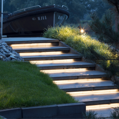 <p>Strakke lijnen zijn erg populair anno 2024. De lijnverlichting van In-lite beantwoord deze trend. Er zijn tal van mogelijkheden om met deze tuinverlichting uw tuin tot een droomtuin te transformeren. Dit kan bijvoorbeeld door een ledstrip in het zicht te plaatsen, ingefreesd in een houten pergola, of wanneer ze geplaatst worden onder zwevende traptreden, waardoor er een sfeervol geheel ontstaat.</p>
