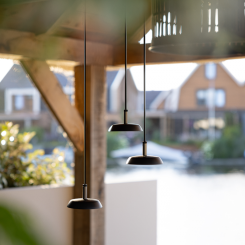 <p>Met In-lite maakt u elke buitenruimte tot een sfeervol décor. Hoe doe je dat precies onder een overdekte veranda, pergola of overkapping? Met de plafondlampen van In-lite is ook deze wens vervuld! Bij aansluiting op het netstroom is er ook de keuze uit 230V armaturen. De hanglampen zijn met behulp van een Base 1 of Base triple samen te voegen tot een groep van 2 of 3 hanglampen.</p>
