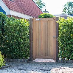 <p>Met een houten deur of poort kan u perfect de achtertuin van de voortuin scheiden. Ook wanneer uw een doorgang wenst in de houten schutting kan een bijbehorende tuindeur geplaatst worden. Er is ruime keuze uit verschillende houtsoorten en afmetingen. </p>
