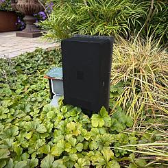 <p>Om het In-lite systeem te installeren heb je niet veel nodig. Met een transformator, armaturen en kabel, kan je al aan de slag. De HUB is een transformator die de buitenverlichting aanstuurt. Vanuit de HUB wordt de 12V kabel aangesloten en met de armaturen verbonden. Met een kabelsplitter kun je de kabel eventueel aftakken. Sluit daarna de tuinverlichting op de gewenste plek aan de hoofdkabel.</p>
