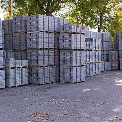 <p>Voor de zakelijke markt hebben wij een infra assortiment. Dit bestaat uit standaard betonproducten die in de meeste gevallen in openbare ruimtes worden gebruikt. </p>
