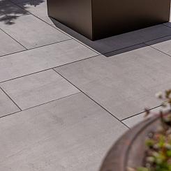 <p>Keramische terrastegels zijn een populaire keuze voor het creëren van een duurzaam en onderhoudsvriendelijk terras. Deze tegels zijn verkrijgbaar in verschillende afmetingen, kleuren en patronen, waardoor er voor elke smaak en stijl een geschikte optie is. Daarnaast zijn keramische terrastegels bestand tegen krassen, vlekken, vorst en vocht, waardoor ze lang mooi blijven.</p>
