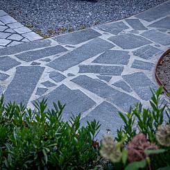 <p>Natuursteen is een duurzaam en tijdloos materiaal dat een unieke uitstraling geeft aan elke. Door de variatie in kleur, structuur en afwerking heeft natuursteen een exclusieve en natuurlijke charme, perfect voor terrassen, paden, gevels of decoratieve elementen.</p>
