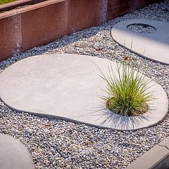 <p>Grind en split zijn geschikt voor terras, oprit en tuinpad. Daarnaast kan het ook voor decoratieve doeleinden worden gebruikt. Grind en split zorgen voor goede afwatering en geeft een stijlvolle en natuurlijke uitstraling aan uw tuin. Grind heeft een ronde, natuurlijke vorm. Split is hoekig en scherp. </p>

<p> </p>
