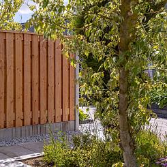 <p>Houten schermen zijn geschikt om een afscheiding te maken tussen twee tuinen. De schermen zijn er in verschillende soorten hout verkrijgbaar. Daarnaast zijn de houten schermen in verschillende afmetingen beschikbaar. Een houten scherm kan tussen houten palen of betonnen palen worden gemonteerd.</p>
