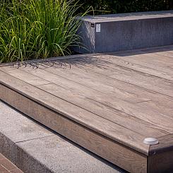 <p>Kunststof terrasplanken zijn een alternatief op houten planken. De kunststof terrasplanken hebben het voordeel dat deze onderhoudsvriendelijker en kleurechter zijn. Daarnaast gaan kunstof terrasplanken langer mee dan houten planken doordat deze algafstotend zijn.&nbsp;</p>
