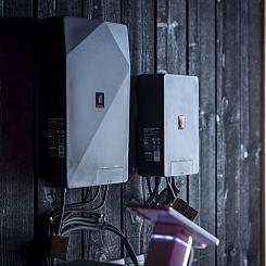 <p>Om het In-lite systeem te installeren heb je niet veel nodig. Met een transformator, armaturen en kabel, kan je al aan de slag.&nbsp;De HUB is een transformator die de buitenverlichting aanstuurt. Vanuit de HUB wordt de 12V kabel aangesloten en met de armaturen verbonden. Met een kabelsplitter kun je de kabel eventueel aftakken. Sluit daarna de tuinverlichting op de gewenste&nbsp;plek aan de hoofdkabel.</p>
