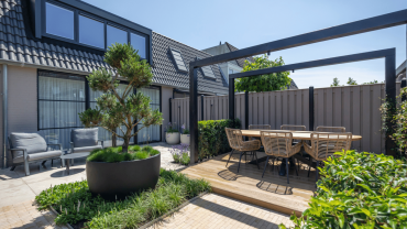 moderne tuin met beige tuinmaterialen