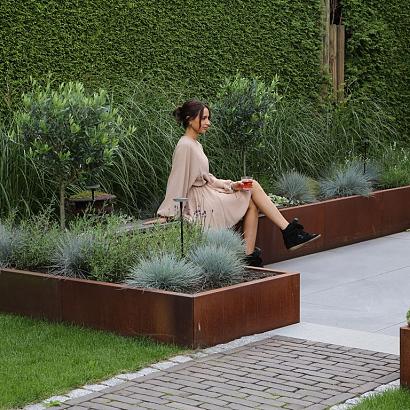 <p>Met Module+ cre&euml;ert u moeiteloos bloembakken en tuinverhogingen in elke gewenste vorm. Dankzij acht verschillende standaardprofielen, verkrijgbaar in lengtes van 60 cm en 90 cm, geniet u van ultieme flexibiliteit.</p>
