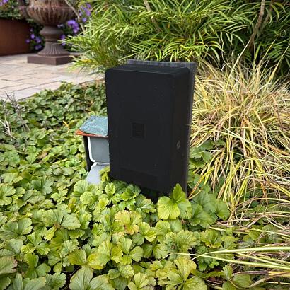 <p>Om het In-lite systeem te installeren heb je niet veel nodig. Met een transformator, armaturen en kabel, kan je al aan de slag.&nbsp;De HUB is een transformator die de buitenverlichting aanstuurt. Vanuit de HUB wordt de 12V kabel aangesloten en met de armaturen verbonden. Met een kabelsplitter kun je de kabel eventueel aftakken. Sluit daarna de tuinverlichting op de gewenste&nbsp;plek aan de hoofdkabel.</p>
