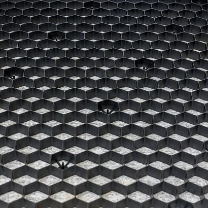 <p>Grind- en splitplaten zijn platen die een stabiele ondergrond geeft aan het split of grind. De grind- en splitplaten zijn geschikt voor oprit en tuin. Onder de grind- en splitplaten zit anti-worteldoek wat onkruid tegen gaat.&nbsp;</p>
