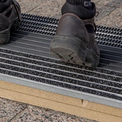 <p>Schoonlopers zorgen ervoor dat viezigheid onder de schoenen buiten de deur blijft. Door deze te integreren in het straat werk is er geen last meer van losse matten. De ACO schoonloper is de oplossing om altijd met schonen schoenen naar binnen te gaan. De schoonlopers zijn er in verschillende varianten: schraaprooster, rubber stroken, cassetteborstel en tapijtstroken. De onderbak die het water opvangt is van polymeerbeton. Daarnaast is de mogelijkheid om een binnenmat te combineren met de schoonloper om zo de schoenen droog te vegen.&nbsp;</p>
