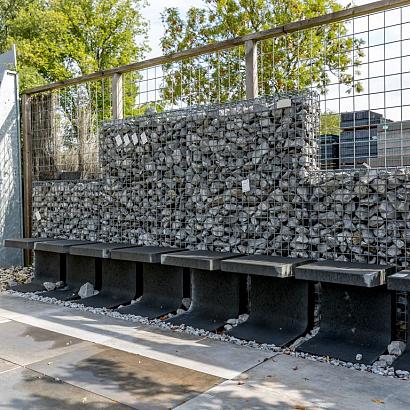 <p>U- en L elementen zijn praktische betonelementen die veelzijdig kunnen worden toegepast. De elementen worden voornamelijk toegepast als kantopsluiting maar kunnen ook gebruikt worden voor een plantenbak, zithoek of houtopslag. De L- en U elementen zijn er in verschillende afmetingen en beschikbaar in de kleur zwart en grijs.</p>
