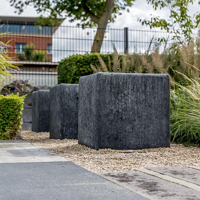 <p>Zitelementen zijn blokken van massief beton. Door deze te plaatsen ontstaan er hoogteverschillen en funtioneren ze als zitplek. De betonelementen zijn er in verschillende formaten, hierdoor is er voor elke tuin en openbare ruimte het juiste formaat beschikbaar.</p>
