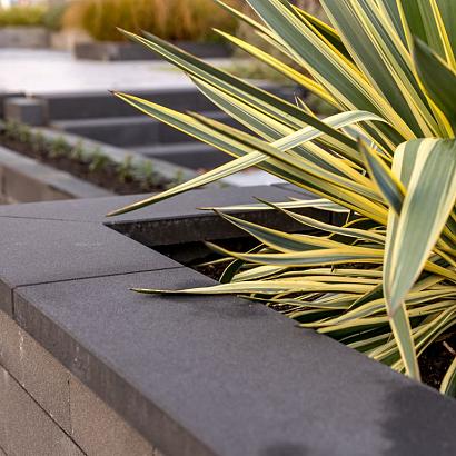 <p>Afdekelementen zorgen voor een stijlvolle afwerking van een plantenbak, border of muur. Afdekelementen of vijverranden zijn verkrijgbaar in verschillende materialen en maten. De afdekelementen zijn ook te gebruiken om een zitvlak mee te cre&euml;ren.</p>
