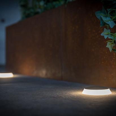 <p>De grondspots van In-lite zijn&nbsp;d&eacute; oplossing wanneer u&nbsp;op zoek bent naar buitenverlichting, maar voorkeur heeft voor&nbsp;nauwelijks/niet zichtbare&nbsp;armaturen. De toepassingen hiermee zijn oneindig. Van het accentueren van uw klinkerpad, tot het&nbsp;uitlichten van een&nbsp;oude berk.&nbsp; &nbsp; &nbsp; &nbsp; &nbsp; &nbsp;&nbsp;</p>
