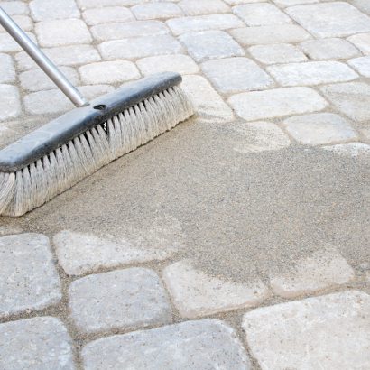 <p>Voegzand is een fijn soort zand dat wordt gebruikt om de voegen tussen bestrating, zoals klinkers of tegels, op te vullen. Het helpt om de stenen stabiel op hun plek te houden en voorkomt dat onkruid en ongedierte zich tussen de voegen nestelen.</p>
