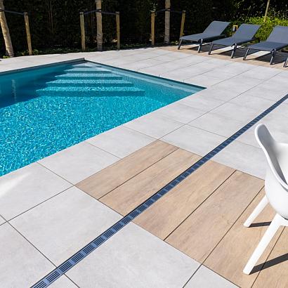 <p>Afwatering is belangrijk voor het afvoeren van regenwater in de tuin. Goede afwateringsproducten- en systemen voorkomen waterschade aan de tuin en huis. Daarnaast voorkomt het plasvorming in de tuin en zorgt het voor minder vervuiling waardoor dit in onderhoud scheelt. Er is een breed en gevarieerd assortiment in afwateringsproducten zodat er voor elke situatie een oplossing is. Door de verschillende roosters is er altijd een passende goot die bij de uitstraling van de tuin past.</p>
