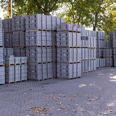 <p>Voor de zakelijke markt hebben wij een infra assortiment. Dit bestaat uit standaard betonproducten die in de meeste gevallen in openbare ruimtes worden gebruikt.&nbsp;</p>

