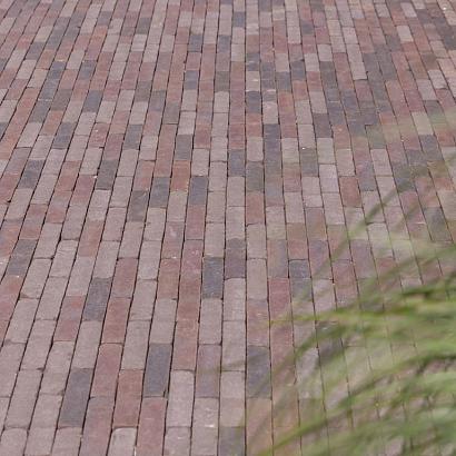 <p>Klinkers en stenen zijn er in verschillende materialen, afmetingen en uitstralingen. Met klinkers en stenen&nbsp;kunnen veel combinaties worden gemaakt en in verschillende verbanden worden gelegd. Klinkers en stenen zijn vaak geschikt voor zowel tuin als oprit.&nbsp;</p>
