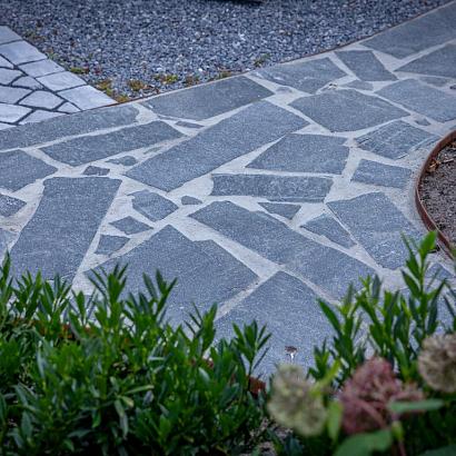 <p>Natuursteen is een duurzaam en tijdloos materiaal dat een unieke uitstraling geeft aan elke. Door de variatie in kleur, structuur en afwerking heeft natuursteen een exclusieve en natuurlijke charme, perfect voor terrassen, paden, gevels of decoratieve elementen.</p>
