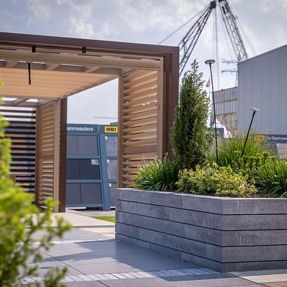 <p>Stapelblokken zijn elementen waarmee plantenbakken, afscheidingen of hoogteverschillen&nbsp;kunnen worden gemaakt. De muurblokken van beton zijn er in verschillende maten en uitvoeringen waardoor er veel&nbsp;creatieve mogelijkheden zijn.&nbsp;</p>
