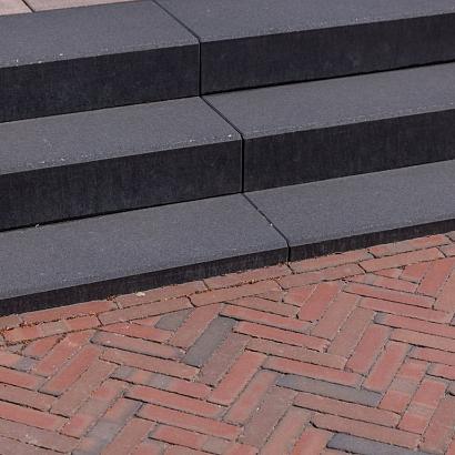 <p>Betonnen traptreden zijn een duurzame oplossing voor elke buitenruimte. Ze bieden een veilige en stevige manier om hoogteverschillen te overbruggen en zijn daarom een uitstekende keuze voor het cre&euml;ren van trappen in de tuin.&nbsp; &nbsp; &nbsp; &nbsp; &nbsp; &nbsp; &nbsp; &nbsp; &nbsp; &nbsp; &nbsp; &nbsp;&nbsp;</p>
