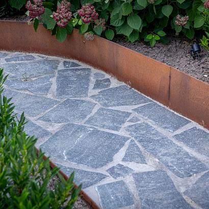 <p>Metalen kantopsluitingen&nbsp; zijn er in verschillende hoogtes en in twee uitstralingen. De cortenlook zorgt voor een robuuste uitstraling en de alumnimumlook beoogt de moderne look. Met de metalen kantoplsluitingen is het mogelijk een afscheiding te maken tussen twee verschillende tuinmaterialen. Daarnaast is het mogelijk om metalen plantenbakken te maken van verschillende hoogtes. Doordat de stalen strips zijn te buigen kunnen er ook organische&nbsp;vormen worden gemaakt.&nbsp;</p>
