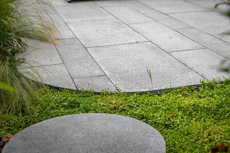 Terras Schellevis opsluitbanden meerdere breedtes omgeven door beplanting.