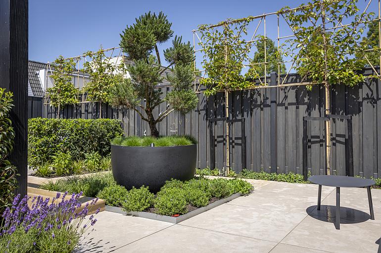 Beige keramische tegels met marmerlook op terras in moderne tuin